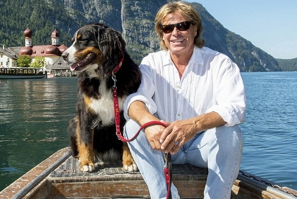 Ein Dreamteam! Hansi Hintersser und seine Hündin Gina genießen den Bootsausflug. Hansi Hinterseer Gina