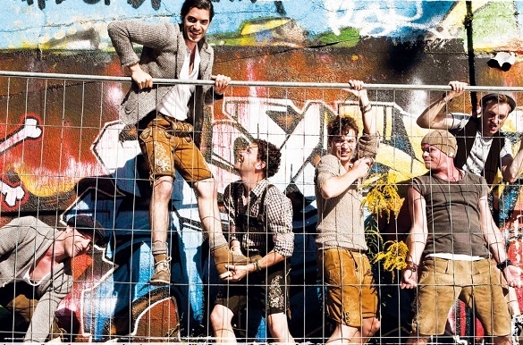 Diese Jungs zusammen in einer Wohnun? Warum eigentlich nicht? Wenn voXXclub auch zu Hause ihrer Kreativität freien Lauf lassen, gibt es für die Nachbarn zumindest gute Musik auf die Ohren! voXXclub