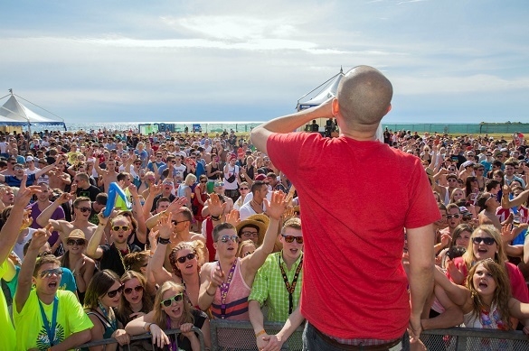 Irgendwo in dieser Szenerie steckt auch Beatrice Egli! Gleich kommt sie auf RTL 2! Bash Party deines Lebens