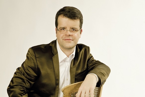 Ronny Gander lebt für seine Musik. Er ist in ihr verwurzelt und mächte die Menschen glücklich machen. Ronny Gander