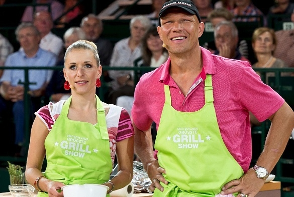 Hier muss die Volksmusikerin zeigen was sie kann: Im ZDF geht es heute um die Grill-Wurst! Stefanie Hertel Axel Schulz ZDF