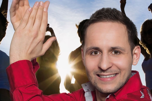 Der sympathische Musiker ist schon seit seiner Kindheit mit der Musik vertraut! Auch mit namhaften Künstlern stand er schon gemeinsam auf der Bühne! Michele Joy