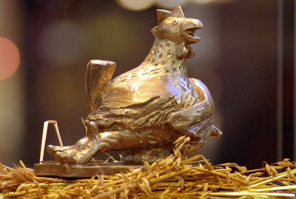 Da sitzt das 3,5 Kilo schwere Federvieh. Ob Florian Silbereisen ein Exemplar mit nach Hause nehmen darf und „Goldene Henne“ Sieger wird? Goldene Henne 2013
