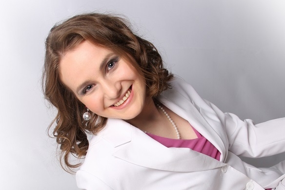 Ihre Lieder erzählen Geschichten, das ist ihr sehr wichtig. Sie ist authentisch und liebt sein Kindestagen den Schlager. Liliane Scharf