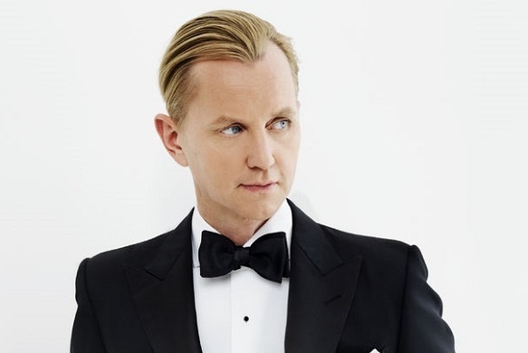 Max Raabe: Frisur gegelt, das Kinn nach oben, das Mikro fest in der Hand. Das Gesamtbild passt. Max Raabe