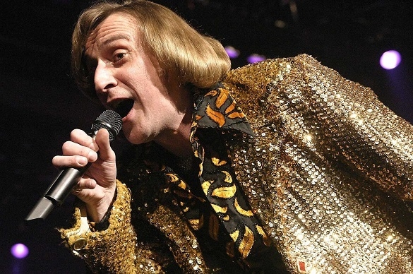 Die Föhnwelle sitzt, das Outfit glänzt: Dieter Thomas Kuhn setzt sich in Szene! Dieter Thomas Kuhn 2013 Konzert