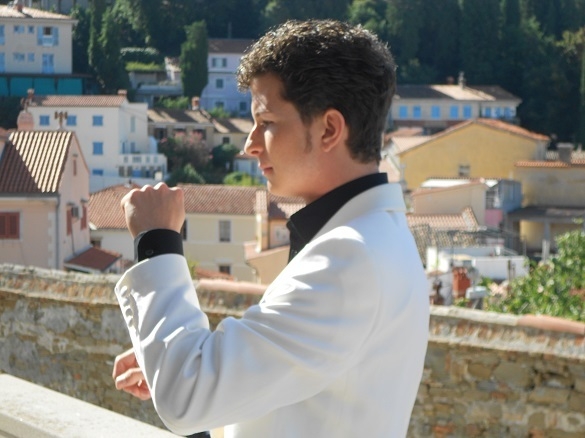 Auch im Profil sieht er Semino Rossi sehr ähnlich. Stanley