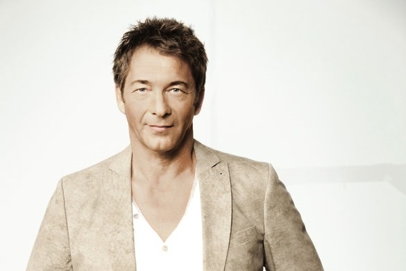 Gilbert ist nicht erst seit gestern in der deutschsprachigen Musik unterwegs: Vier Alben hat der ehrliche und sympathische Sänger bereits! Gilbert