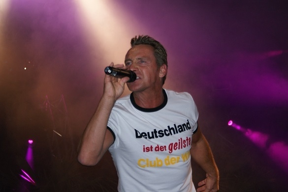 Entertainment liegt dem Schlagersänger Jürgen Milski einfach im Blut. Er genießt es auf der Bühne zu stehen und fühlt sich dort auch sichtlich wohl. Jürgen Milski Video Ballermann