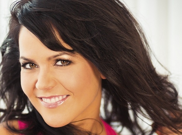 Die junge Sängerin kommt aus dem Lesachtal in Österreich. In ihrer Familie hat Musik stets eine große Rolle gespielt. Kein Wunder, dass auch sie irgendwann auf die Bühne wollte! Alexandra Lexer Album Komm schon küss mich