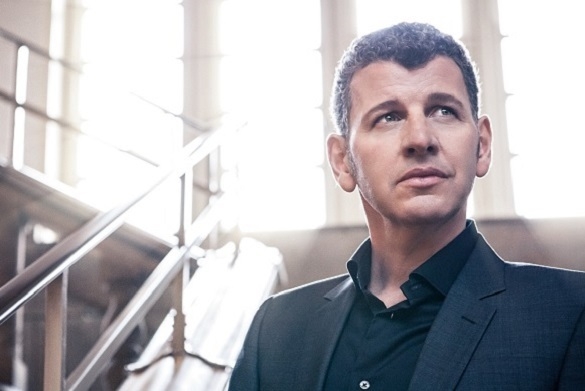 Der smarte Sänger schaut nachdenklich auf seinem Bild. Dennoch ist zu erkennen, dass er Eins mit sich und seiner Musik ist. Semino Rossi Symphonie Lebens