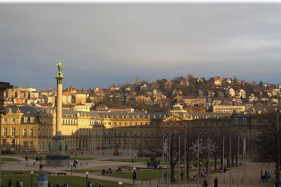 Der Schlossplatz in Stuttgart ist der größte Platz im Zentrum Stuttgarts und gilt als eine der beliebtesten Sehenswürdigkeiten Stuttgarts. Schlossplatz Stuttgart Sehenswürdigkeiten