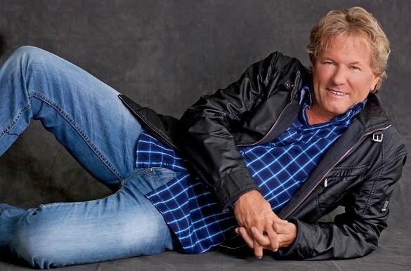 Bernhard Brink brach in den 1970ern sein Jurastudium zugunsten seiner Musikkarriere ab. Das hat sich ausgezahlt, denn der Schlagerstar beschert uns unzählige Hits und stürmt immer wieder die Charts. Bernhard Brink Wiki