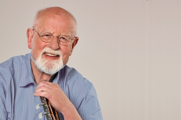 Roger Whittaker ist nicht nur als Künstler sehr breit orientiert, auch wissenschaftlich und in seiner Freizeit interessieren den 77-Jährigen verschiedene Themenbereiche. Roger Whittaker