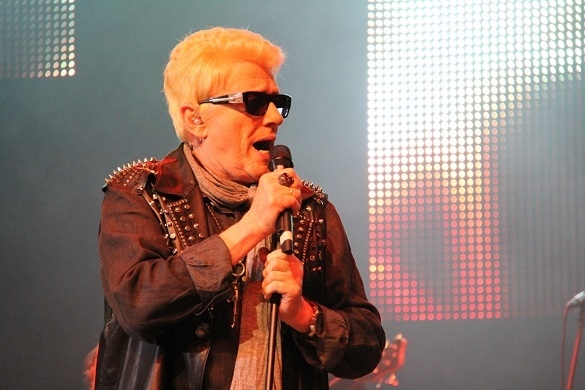 Auch mit seinem stolzen Alter von 75 Jahren, zeigt Heino noch immer sein Können auf der Bühne und gibt alles. Heino live