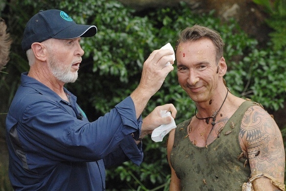 Bei der Dschungelprüfung in der Rattenhöhle hat sich Jochen am Kopf verletzt. Dschungelcamp Prüfung Jochen Bendel