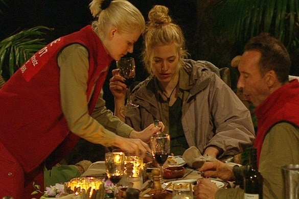 Larissa, Jochen und Melanie lassen sich ihr verdientes Abendessen schmecken. Dschungelcamp 2014