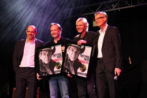 Ralf Schedler (Label Head Electrola), Produzent Thorsten Brötzmann, Matthias Reim und der Managing Director von Universal Music, Jörg Hellwig, bei der Platin-Vergabe. Matthias Reim Neue Welle