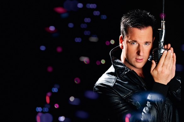 Mit Mikrofon fühlt sich der Wendler offensichtlich wohler als mit Rucksack und Tieren im Dschungel. Michael Wendler Songtexte