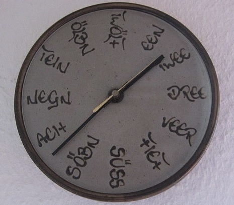 Eine Wanduhr auf Plattdeutsch. Wanduhr Plattdeutsch