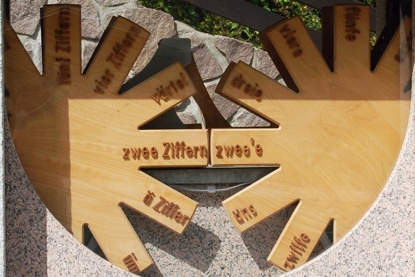 Die Hormersdorfer Mundartuhr auf dem Dorfplatz. Dorfplatz Hormersdorf Mundartuhr