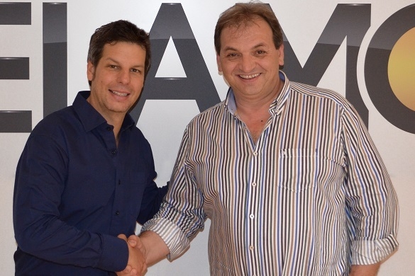 Der Labelchef von Telamo und Gerhard Hofbauer schütteln sich die Hand - auf eine gute Zusammenarbeit. Telamo Telamonte