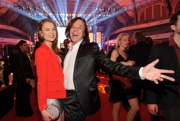 Ob Tochter Joelina ihrem Vater Jürgen etwas zum Vatertag schenkt? Geschenke zum Vatertag