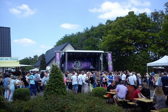 Bei der Michael Wendler Ranch-Party füllt sich das Gelände. Die rund 3000 Besucher warten auf ihren Star. Ranch-Party Michael Wendler