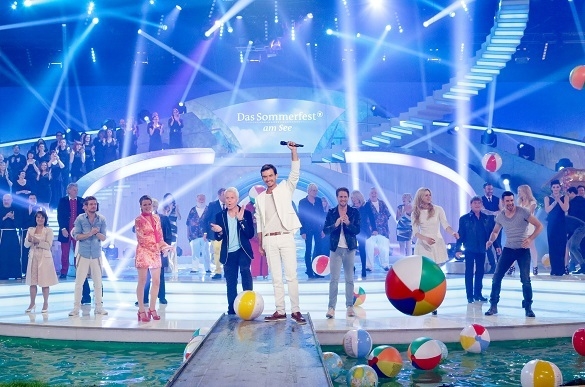 Florian Silbereisen begrüße bei seinem Sommerfest am See alle großen Schlager- und Volksmusikstars auf einer Wasserbühne. Sommerfest am See Gäste