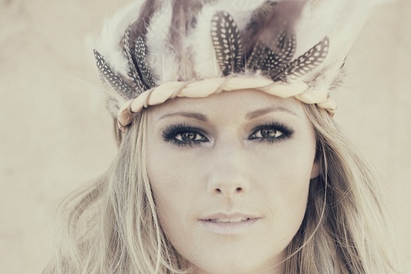 Helene Fischer jagt einen Rekord nach dem anderen: Ihr Album Farbenspiel ist derzeit das am meisten heruntergeladene deutsche Album. Helene Fischer Farbenspiel