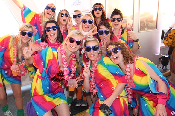 Outfits zum Schlagermove müssen vor allem knallige Farben haben - diese Gruppe partywütiger Schlager-Fans hat das definitiv verstanden. Schlagermove 2014 Klamotten