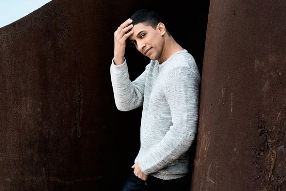 Er startete mit Auf uns bis auf Platz eins der Charts durch: Andreas Bourani. Jetzt liefert er mit seinem Song auch noch den Ohrwurm der Fußball-WM. Andreas Bourani Auf uns WM