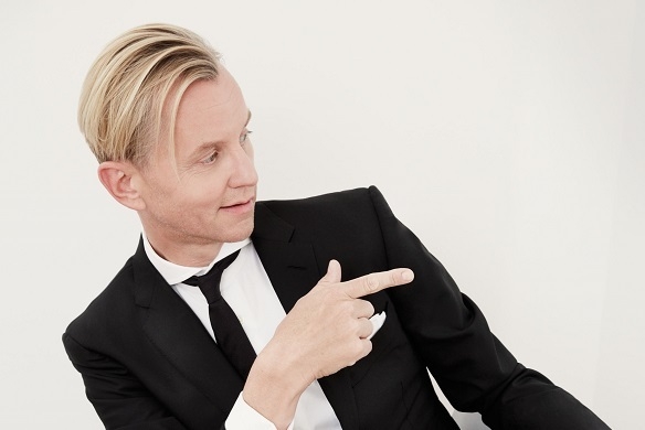Max Raabe ist mit seinem Palast Orchester sehr erfolgreich. Doch was macht er eigentlich aktuell? Max Raabe