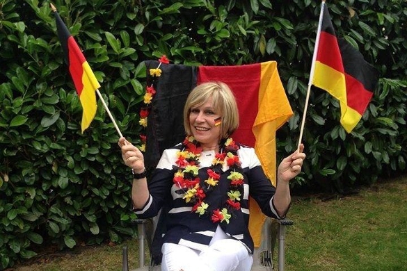 Die Schlagersängerin Mary Roos wurde vom Fußball-Fieber gepackt und hat Jogis Jungs die Daumen gedrückt. Mary Roos Fußball Deutschland