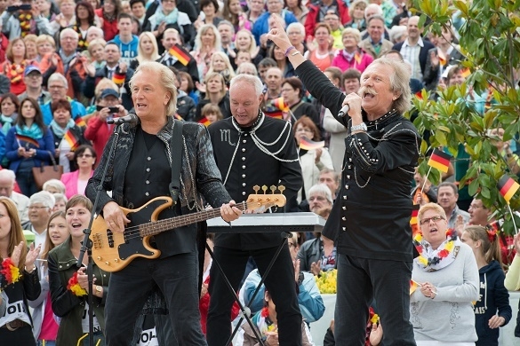 Die Höhner sind mit ihrem WM-Song "Steh auf, mach laut" im Dauereinsatz. Auch beim WM-Finale in Berlin heizen sie die Stimmung am Brandenburger Tor auf. Höhner WM-Song Steh auf mach laut Fanmeile Berlin Finale