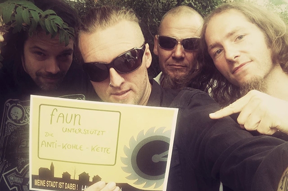 Faun setzt sich schon jeher für die Umwelt ein, das zeigt sich auch an ihrem Bandnamen. Faun Anti-Kohle-Kette
