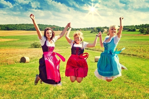 Ob kurz oder lang - im Dirndl sieht jede Frau einfach klasse aus! Wir haben die tollsten Dirndl-Looks für Euch. Oktoberfest Dirndl