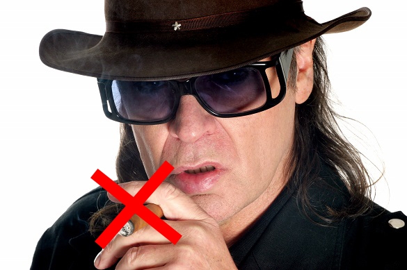 Ob er etwas für seine Gesundheit tun, oder doch nur das Brandrisiko minimieren will bleibt unklar. Udo Lindenberg mit E-Zigarette