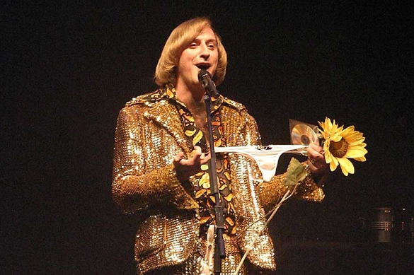 Angeblich ist seine Herzdame nicht eifersüchtig, wenn er von anderen Frauen umworben wird. Dieter Thomas Kuhn Freundin