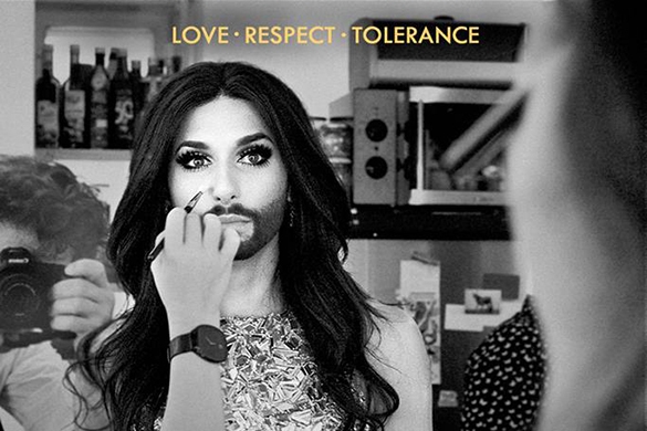 So kennen wir Conchita Wurst: Die Sängerin bewegt sich auf der Grenze der Geschlechter. Conchita Wurst YouTube Dokumentation