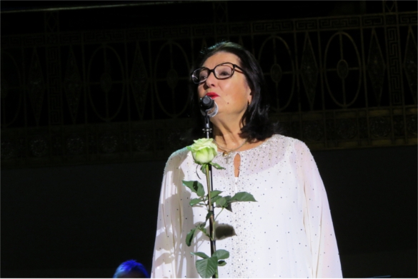 Nana Mouskouri ganz in weiß. Nana Mouskouri Wien Konzerthaus