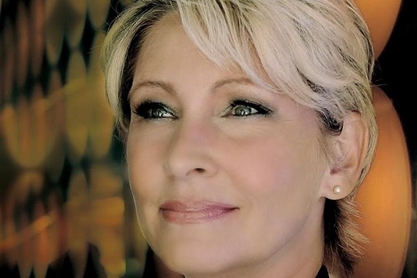 Die 50-jährige Claudia Jung liefert einen Hit nach dem anderen. Alles über die Sängerin ist auf ihrer Homepage nachzulesen. Claudia Jung