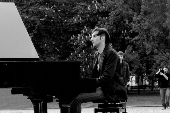 Er hat sich etwas ganz Besonderes zur Mission gemacht: Mit seiner Klaviermusik will er für mehr Frieden auf der Welt sorgen. Davide Matello Köln Atemlos
