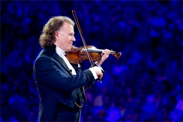 André Rieu verzaubert mit der Geige vom ersten Ton an. André Rieu Jubiläumskonzert