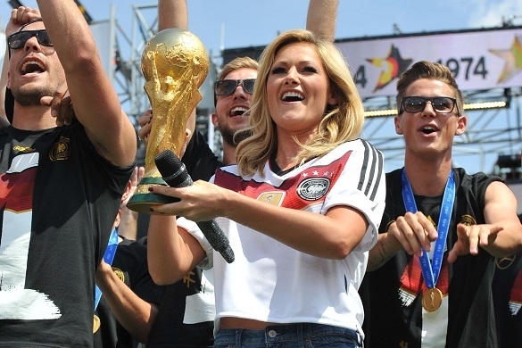 Helene Fischer ist bekennender Fußball- und BVB-Fan. Auf der Weltmeister-Feier sang sie für die Nationalmannschaft. Helene Fischer BVB Fußball