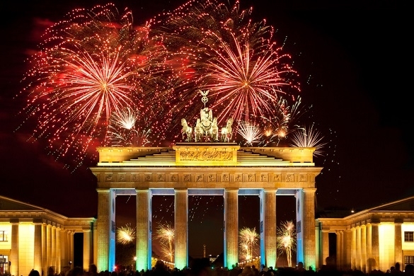 Wieder ein Grund für Berlin zu feiern. 300.000 Menschen versammelten sich um das Brandenburger Tor. Mut zur Freiheit Festival Mauerfall