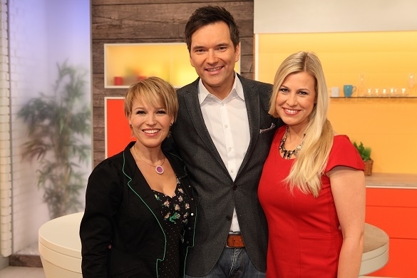 Im wöchentlichen Wechsel laden Andrea Ballschuh, Ingo Nommsen und Nadine Krüger  Prominente zum Frühstück ein. Volle Kanne Max Raabe