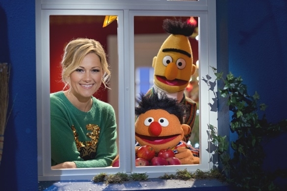 Im Rahmen einer Charity-Aktion des NDR sang Helene Fischer mit Ernie, Bert und Elmo einen Weihnachtssong ein. Helene Fischer Sesamstraße