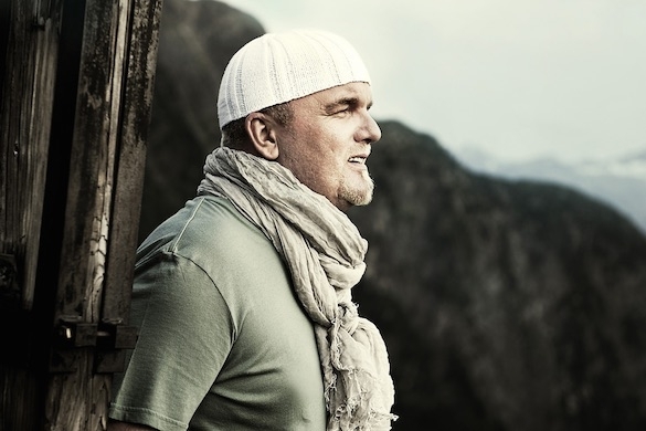DJ Ötzi blickt in die unendlichen Weiten des Web. DJ Ötzi Internet