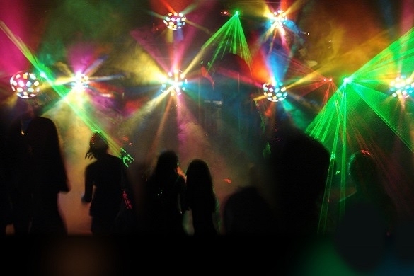 Beim Feiern muss kaum einer auf die Fetenhits seines bevorzugten Genres verzichten. Fetenhits Musikrichtungen